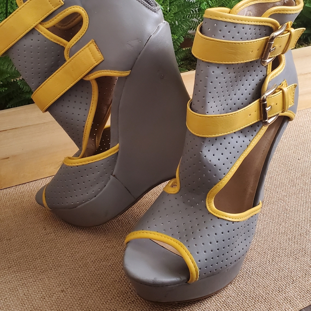 Liliana peep toed wedge